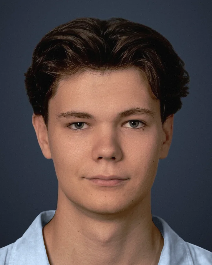 Arno, founder of Arcos, in a light blue shirt against a dark blue studio backdrop